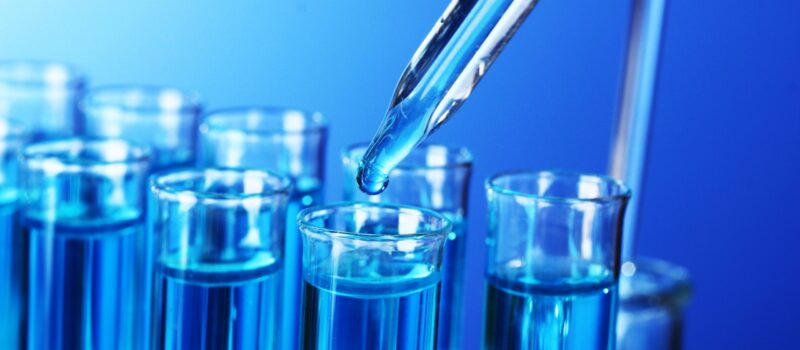 Pipette au-dessus d’un ensemble de tubes d’échantillons au laboratoire